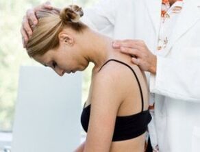 lekár vyšetrí krk na osteochondrózu