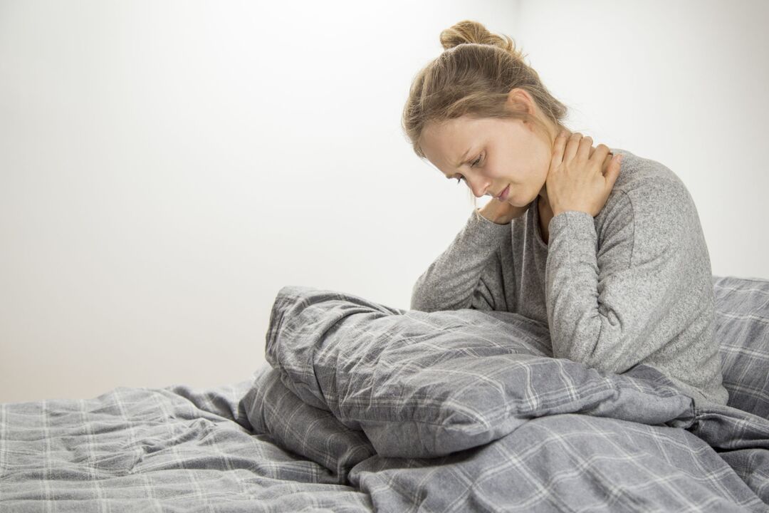 Žena s príznakmi cervikálnej osteochondrózy